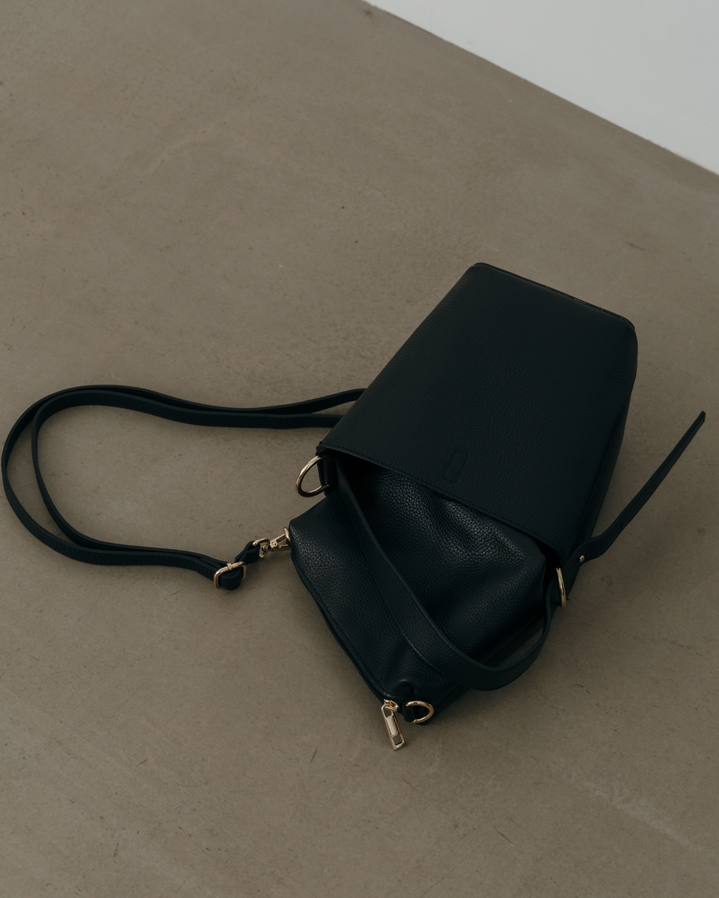 AULENTTI [オウレンティ] 別注 2WAY レザーバケットバッグ [FB-GIADEAL-SC-JF]のイメージ写真です。