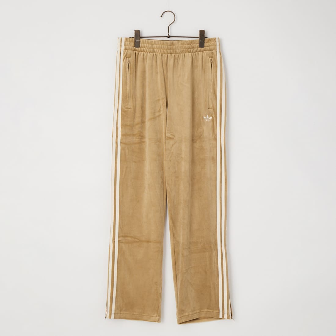 adidas Originals [アディダス オリジナルス] ファイヤーバード ベロア トラックパンツ [QH344]です。