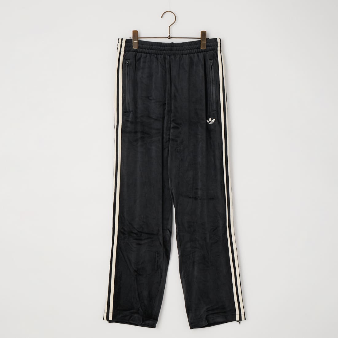 adidas Originals [アディダス オリジナルス] ファイヤーバード ベロア トラックパンツ [QH344]です。