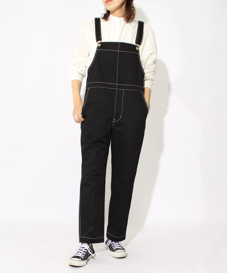 ユニバーサルオーバーオールのジーンスファクトリー別注オーバーオールのコーディネートです。