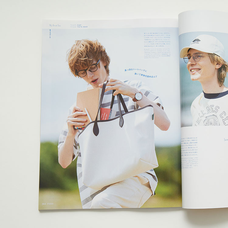 2023年5月25日発売の雑誌men's FUDGE [メンズ・ファッジ]に掲載されたUNIVERSAL OVERALL [ユニバーサルオーバーオール] 別注 シェフパンツ [U2313601IN-JF]着用ページです。