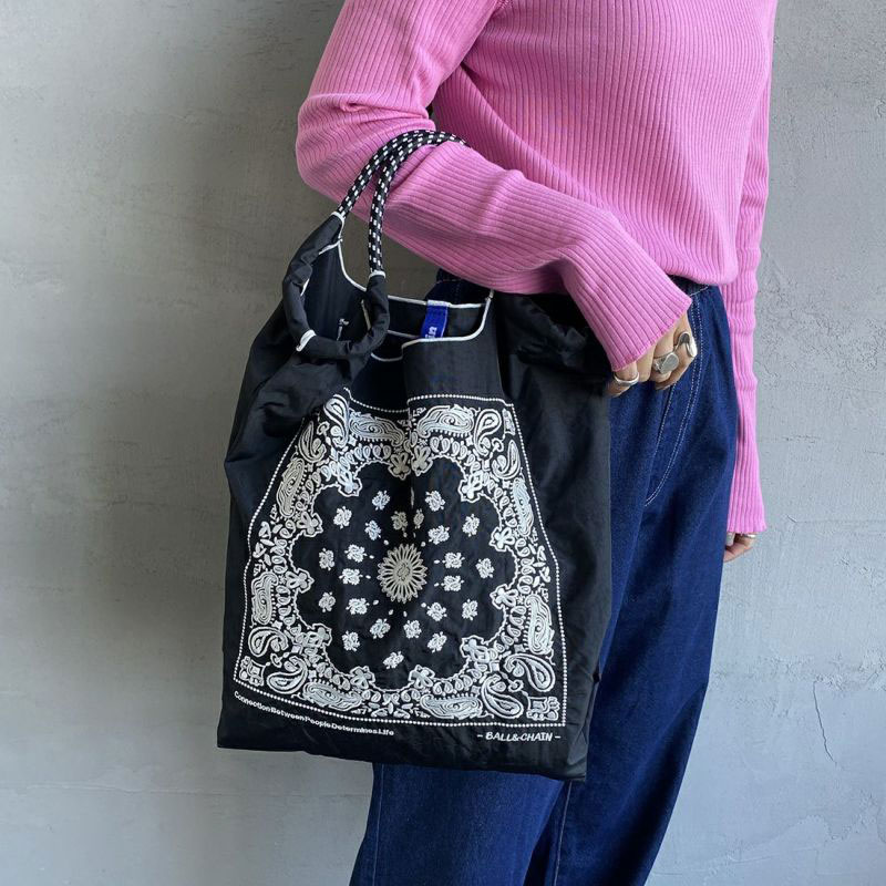 刺繍のグラフィックワークが楽しめるボール＆チェーンのモア