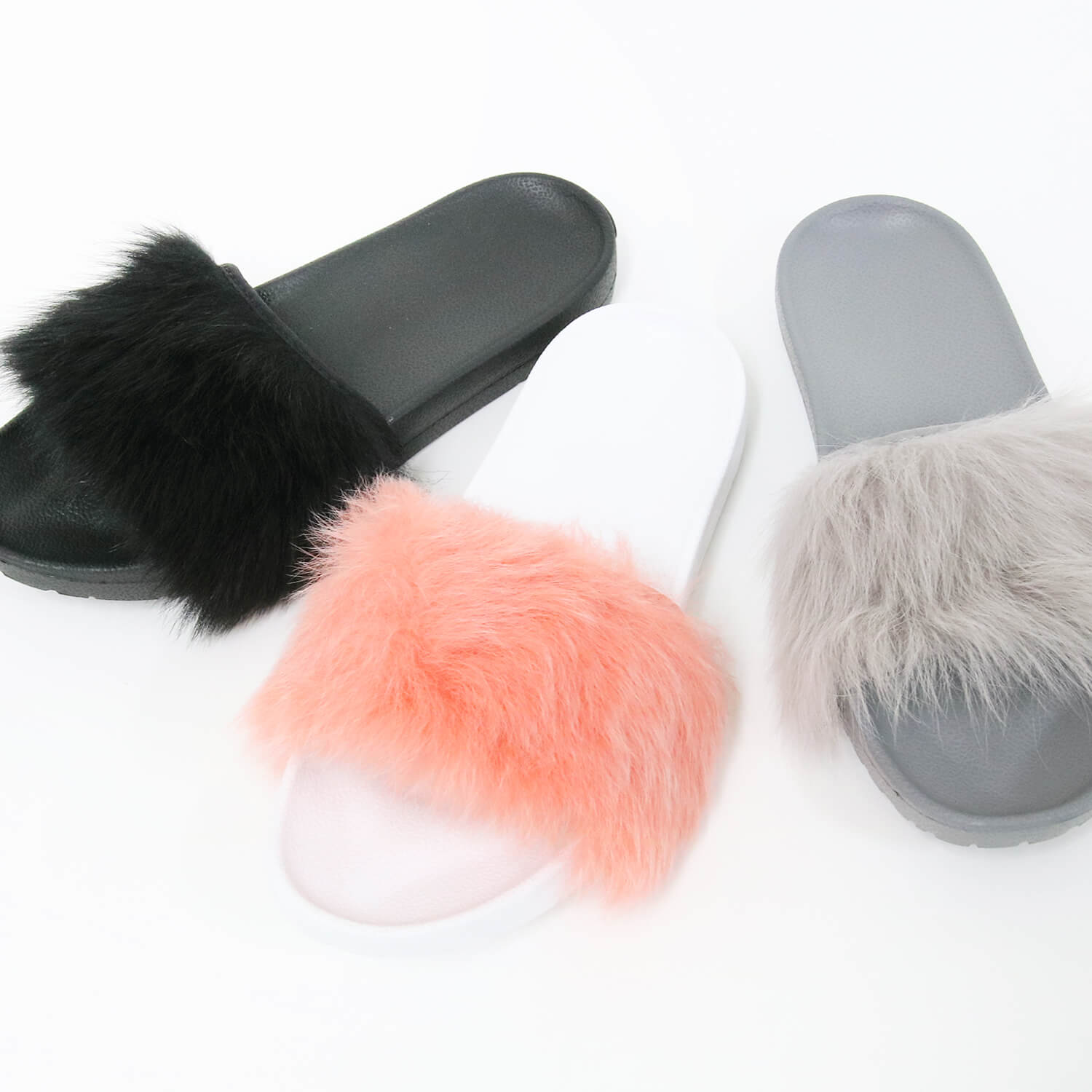 UGGのファーサンダルで、トレンドの足元に。｜JEANS FACTORY
