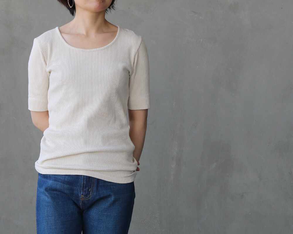 アールジュビリーのバックレースアップTです。