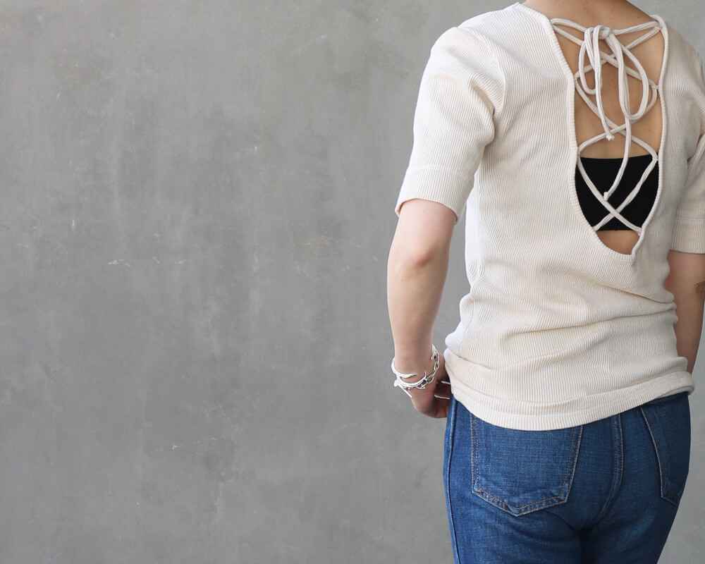 アールジュビリーのバックレースアップT後ろのデザインです。