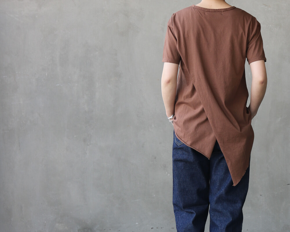 アールジュビリーのアシンメトリーT後ろのデザインです。