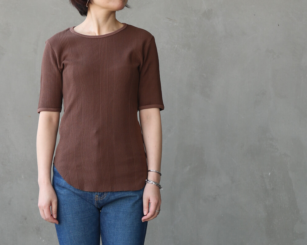 アールジュビリーのバックオープンTシャツ前デザインです。