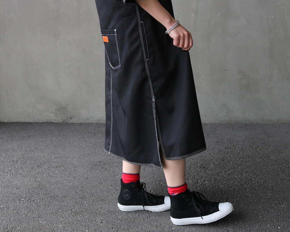 両サイドのスリットで軽やかに着こなせます。