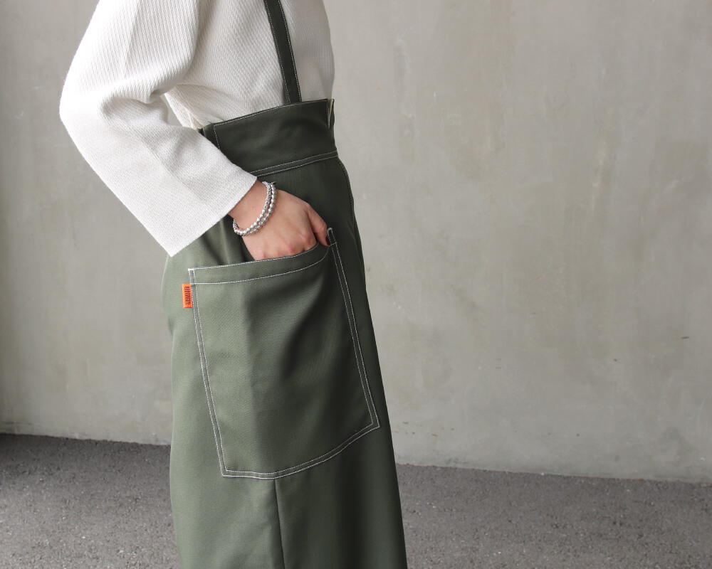 大き目のポケットがアクセントになっています。