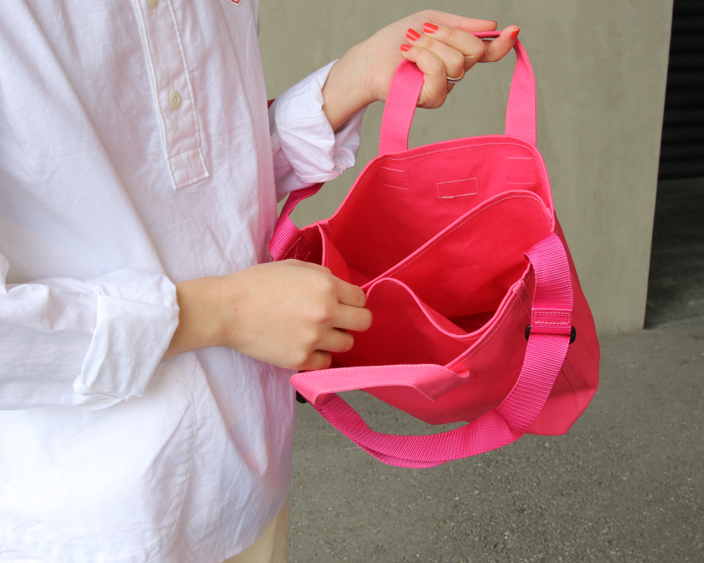 ダントンのショルダーバッグの内側は3つの間仕切りがあります。