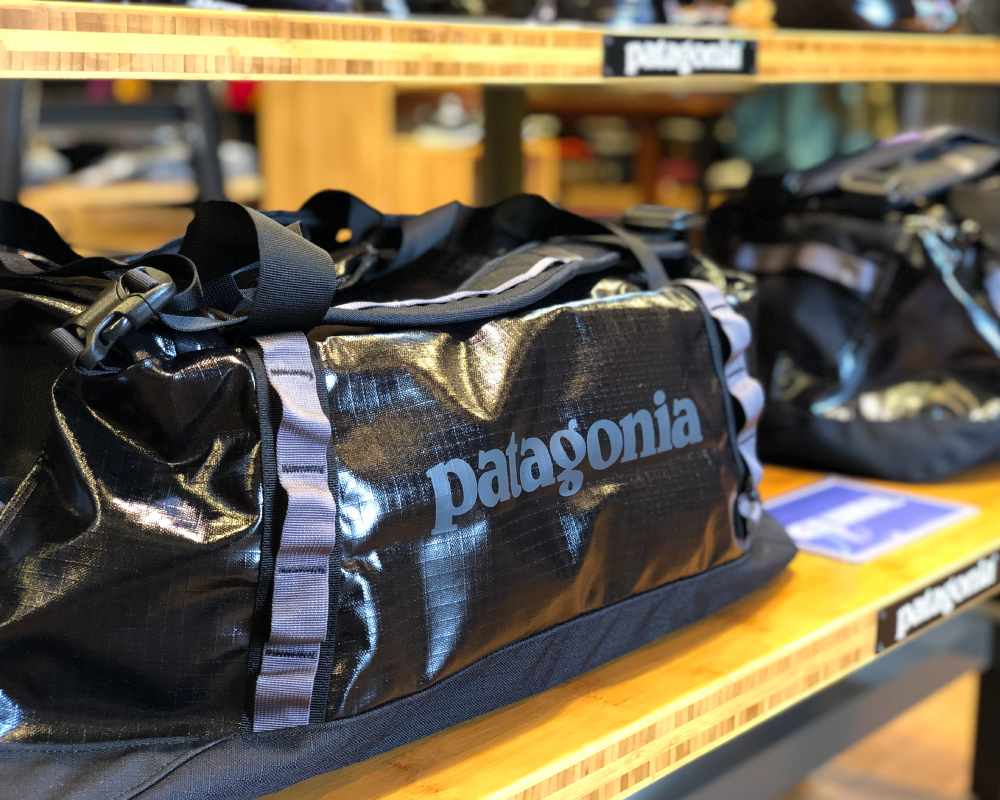 パタゴニアのブラックホールダッフルです。
