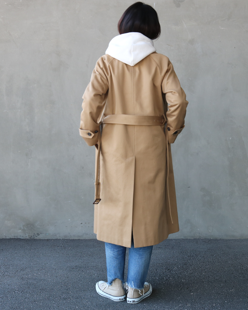ビューティフルピープルの定番トレンチコートのバックスタイルです。