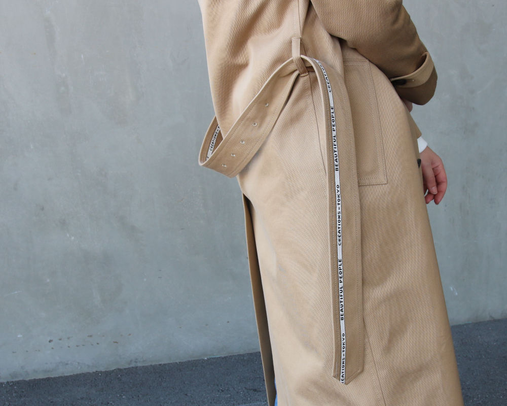 ビューティフルピープルの定番トレンチコートのロゴ使い。