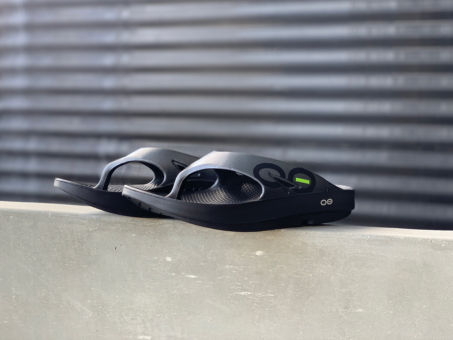 リカバリーシューズのウーフォスのOOriginal Sportの19 Black/Graphiteのカラーです。