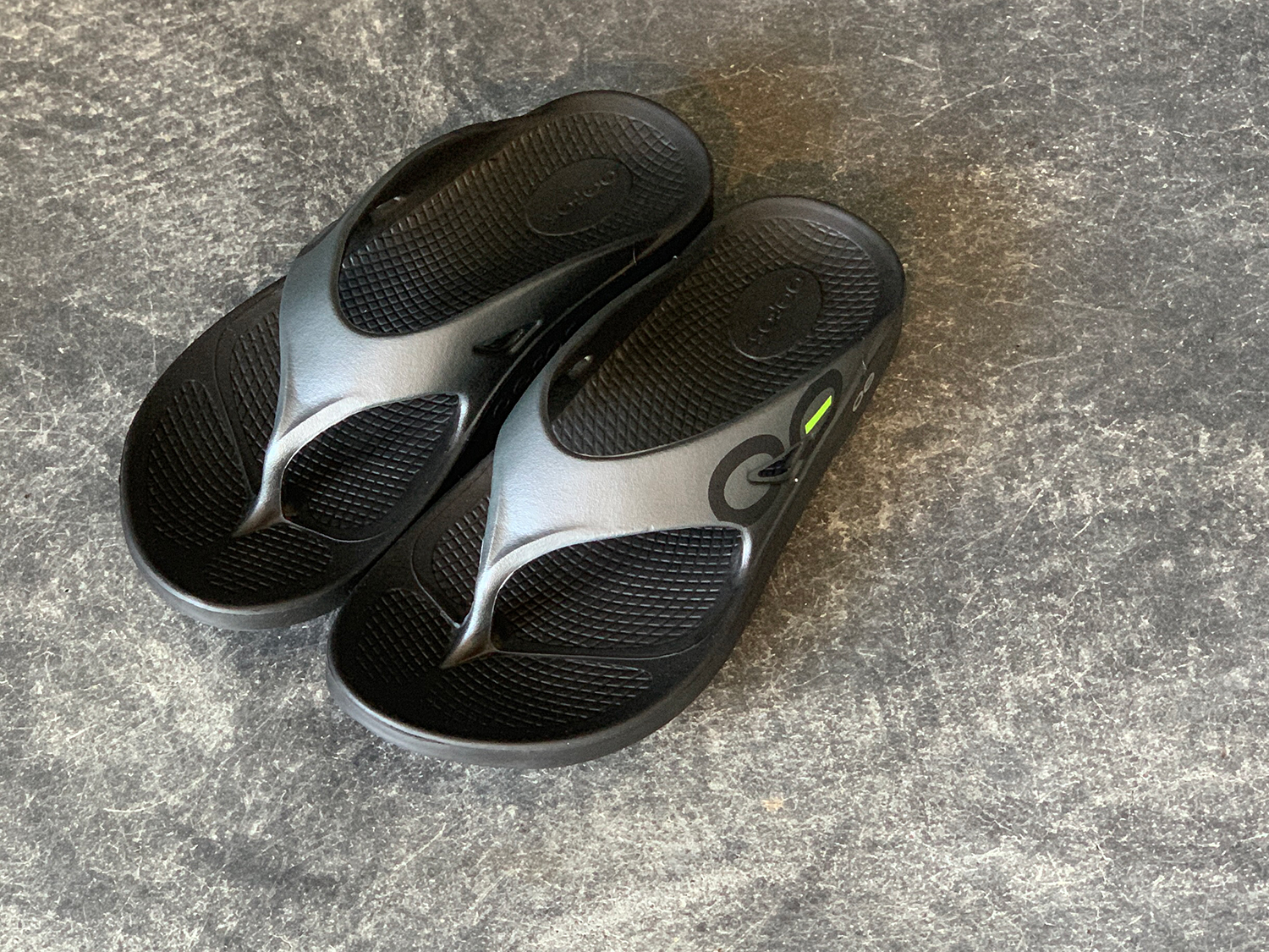 リカバリーシューズのウーフォスのOOriginal Sportの19 Black/Graphiteのカラーです。