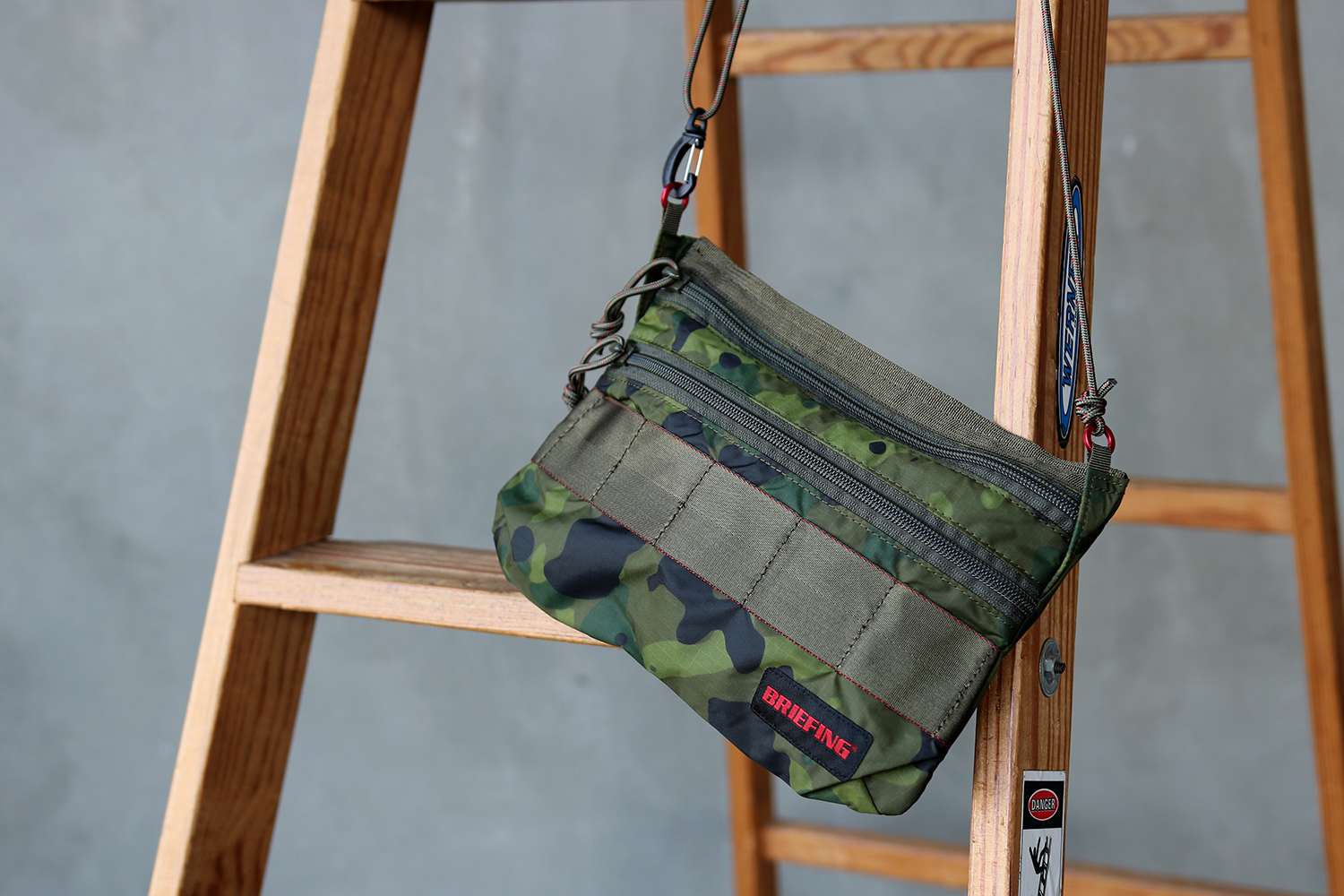 ブリーフィングのサコッシュです。