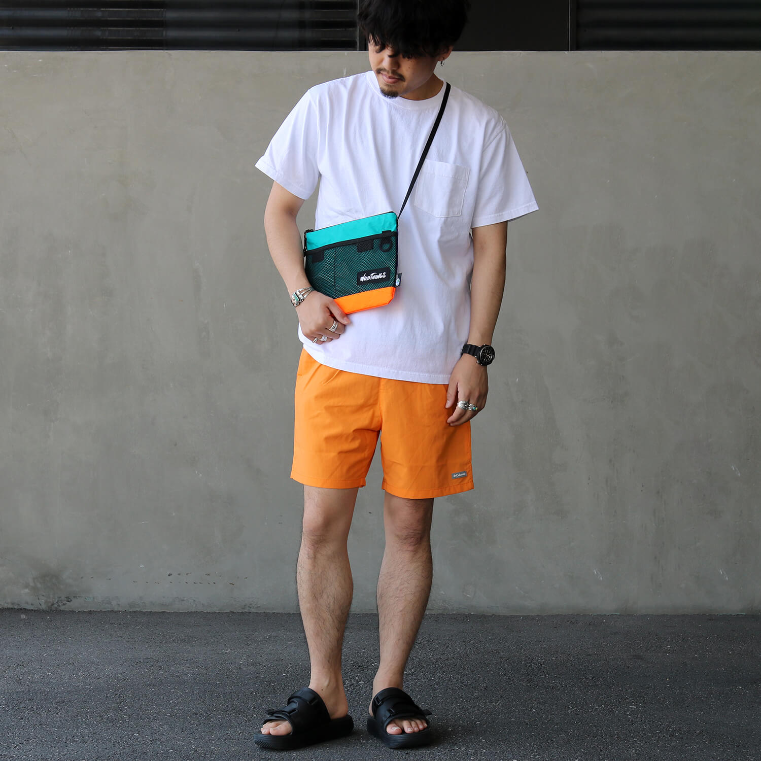 コロンビアのロータン ドリフター ウォーター ショートパンツのオレンジのスタイリングです。