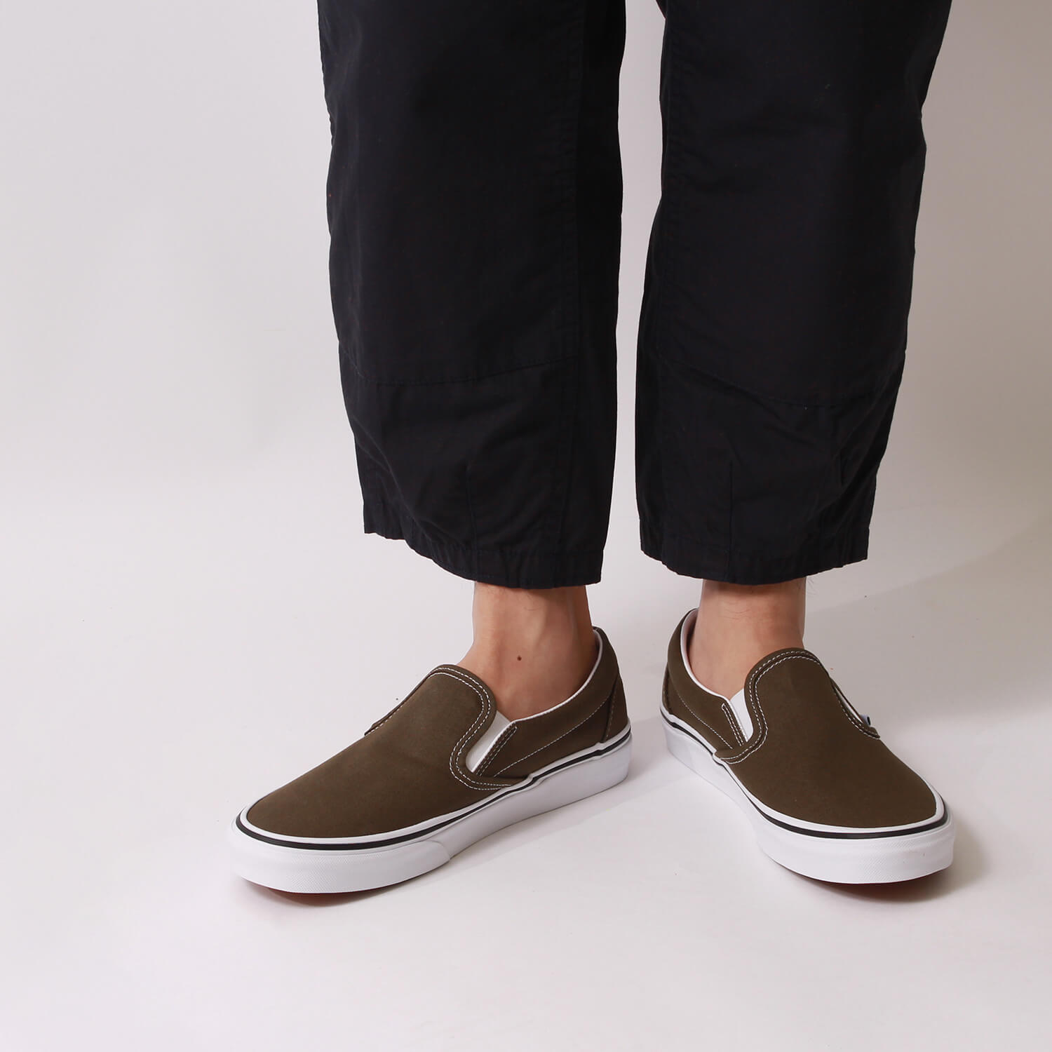 VANS バンズ クラシックスリッポン VN0A4BV3V7D のスニーカーです。