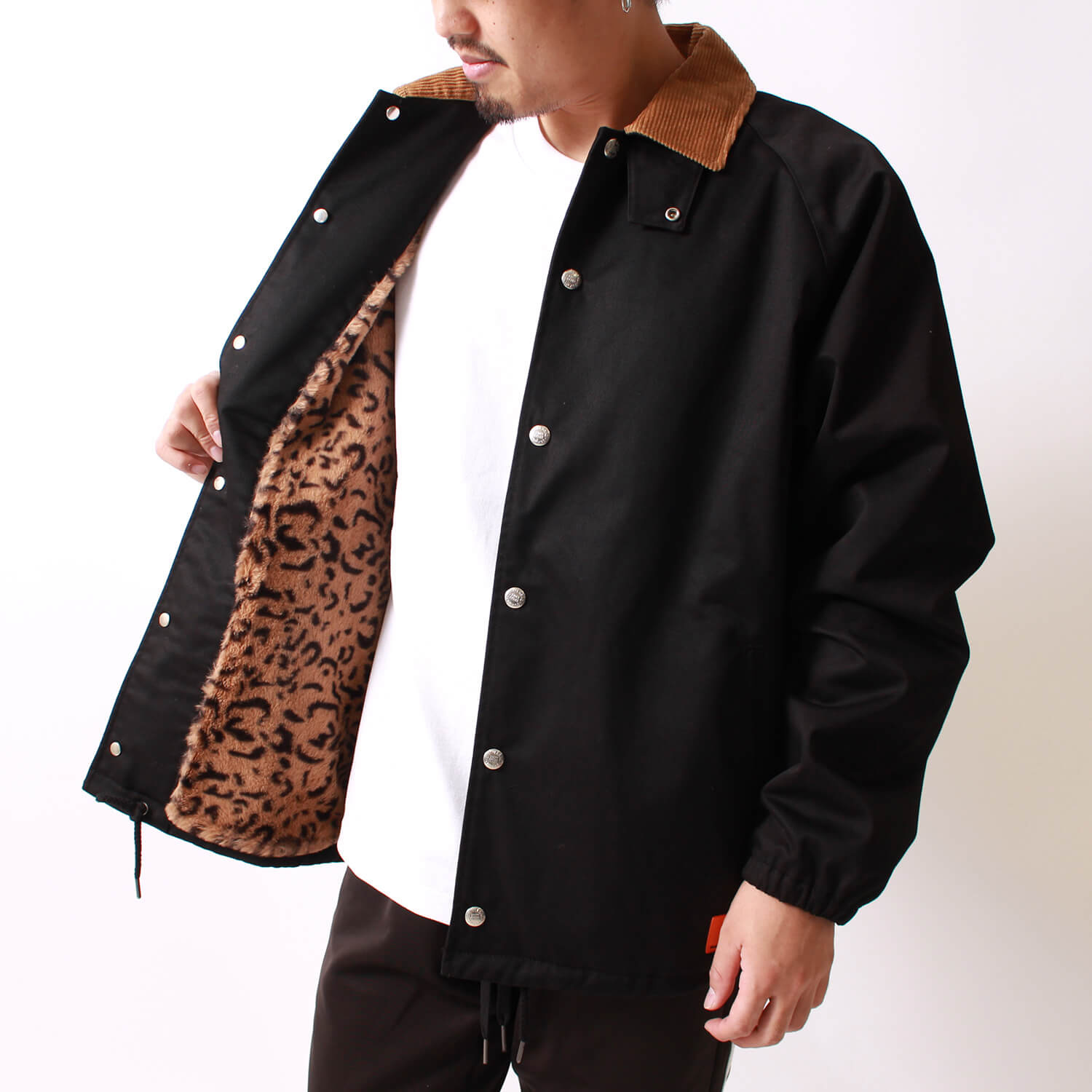 ここでしか手に入らないユニバーサルオーバーオール｜ロゴ・柄使いで秋