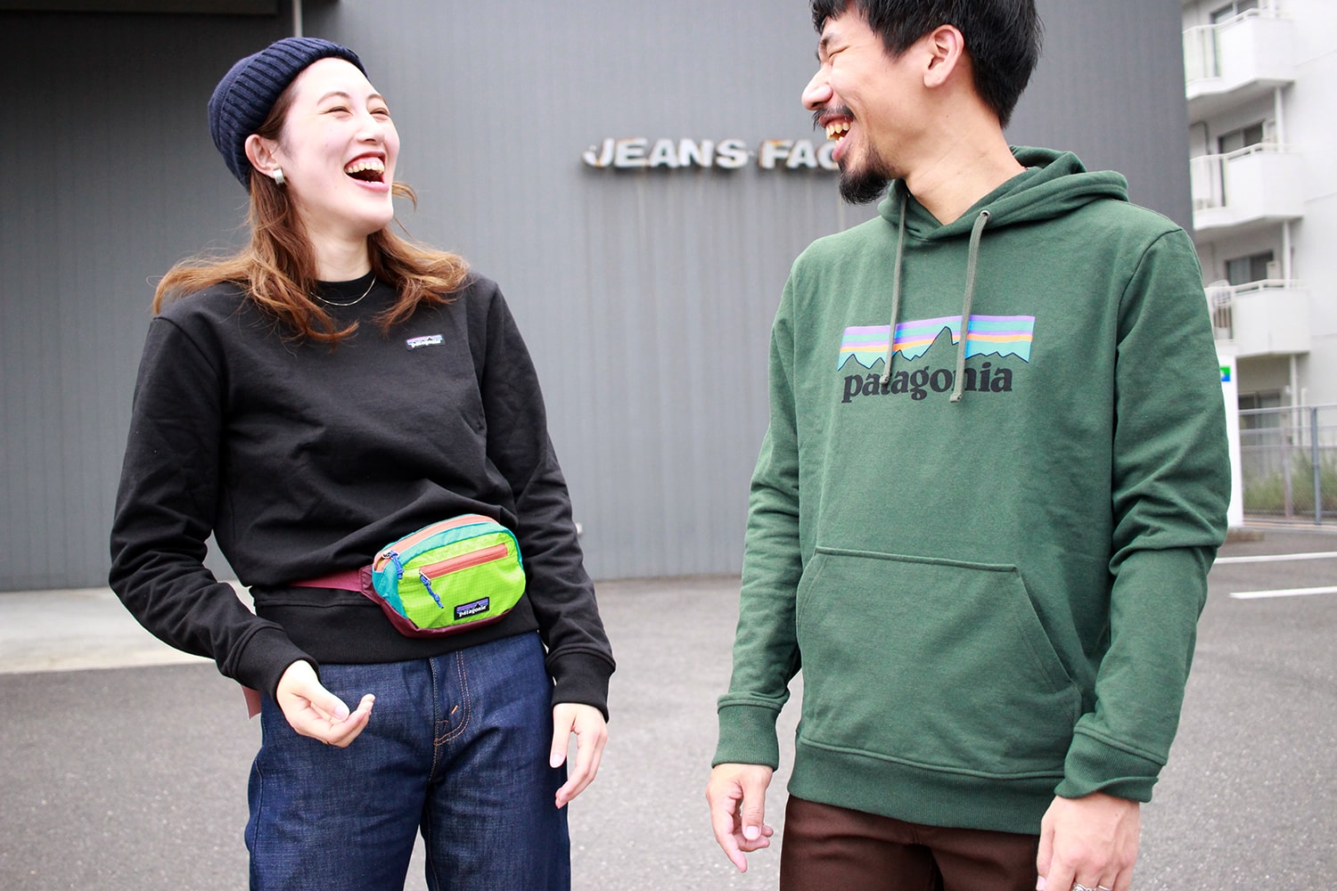 パタゴニア メンズ P-6 ラベル アップライザル クルー スウェットシャツとメンズ P-6ロゴ アップライザル フーディの着用写真です。