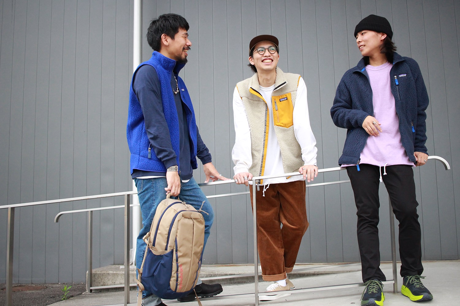 パタゴニア レトロシリーズの着用の全身写真です。