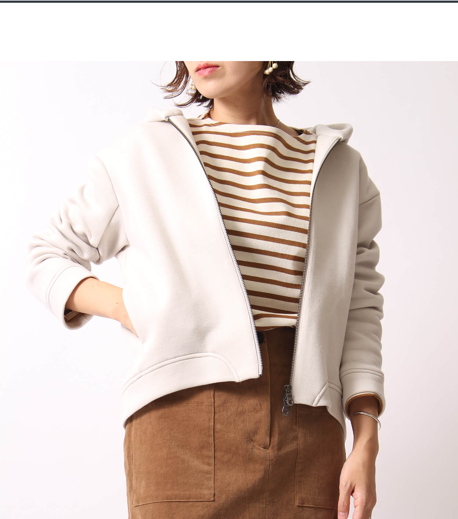 クロシェのフード付きジップアウターです。