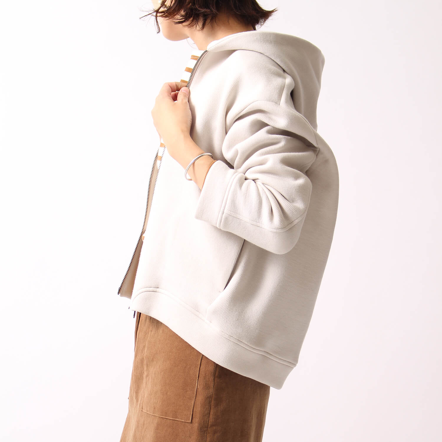 クロシェのフード付きジップアウターです。