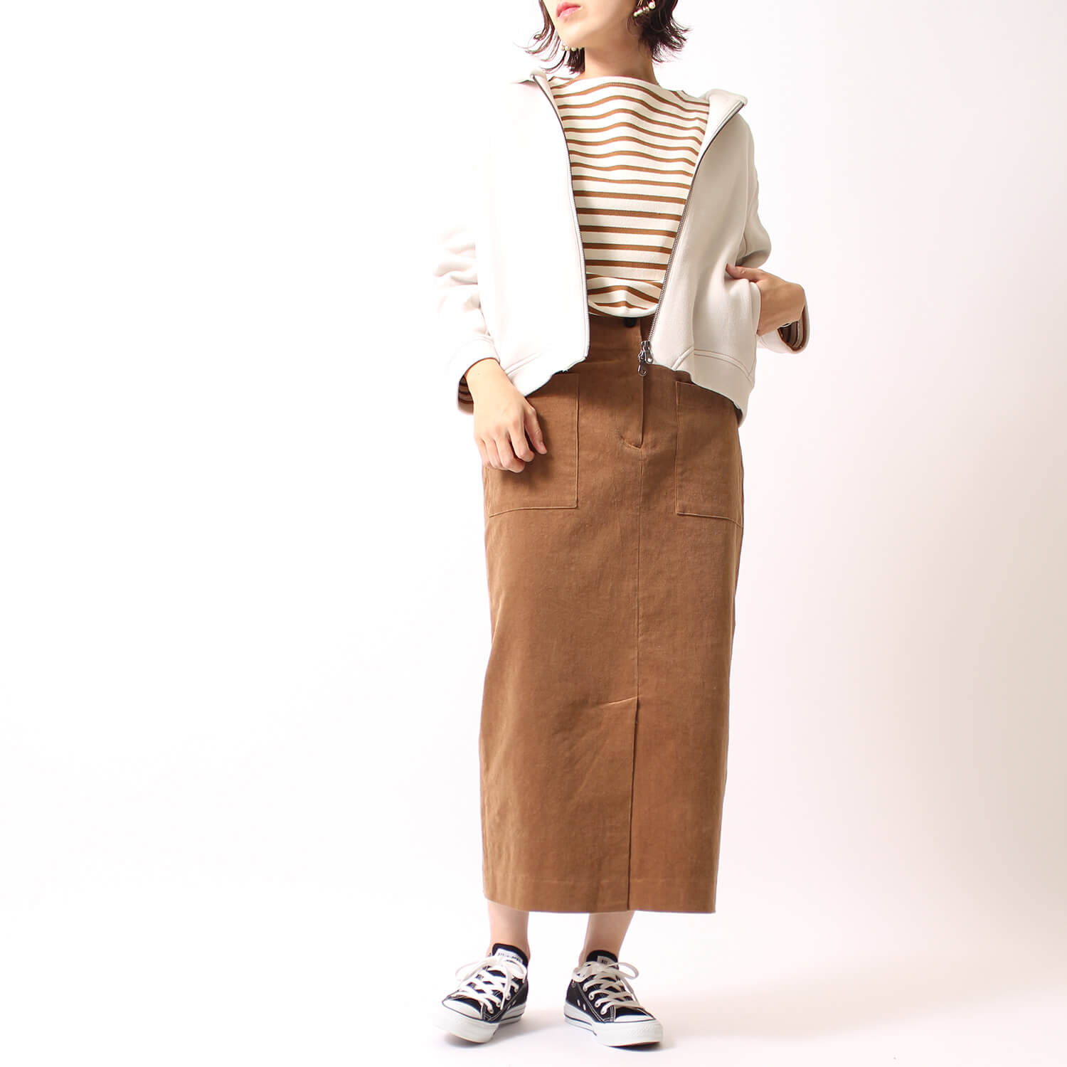 クロシェのフード付きジップアウターを使ったスタイリングです。