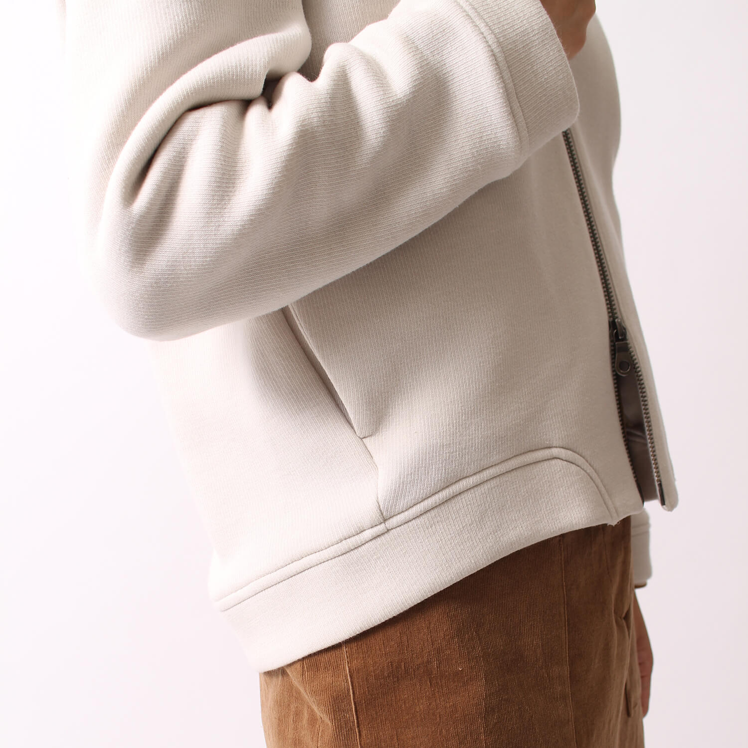 クロシェのフード付きジップアウターです。