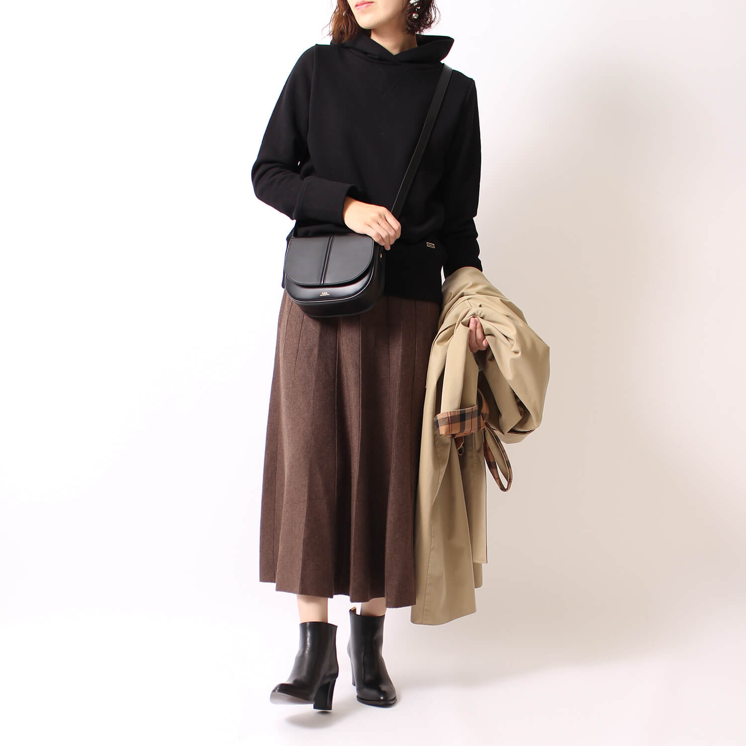 MICA&DEAL(マイカアンドディール)のスウェットパーカーのスタイリングです。