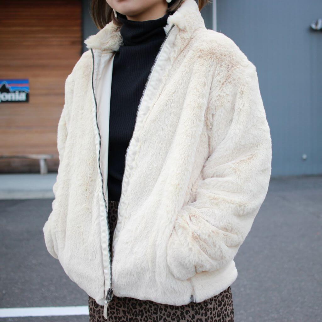 レディース パタゴニアの2019秋冬アウター ガールズ ルナ フロスト ジャケットを着用した写真です。