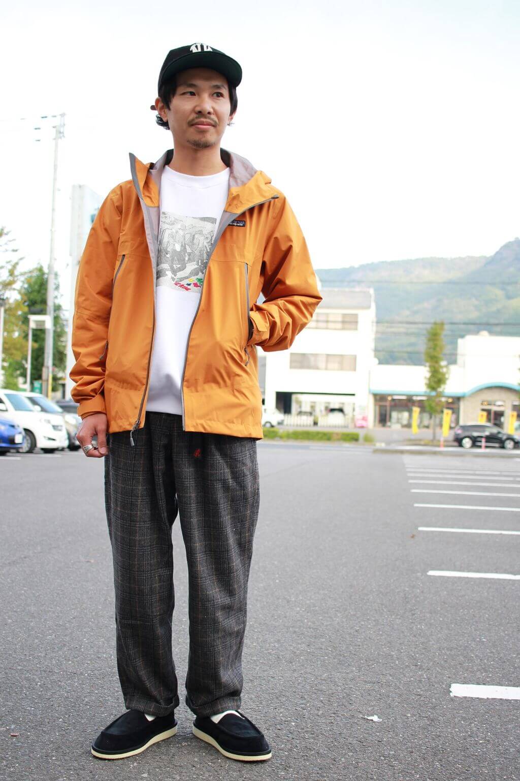 メンズ パタゴニアの秋冬アウター クラウド リッジ ジャケットにグラミチのチェックパンツをスタイリングした写真です。