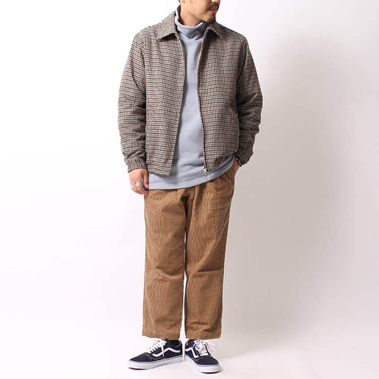 キャメルのコーデュロイパンツです