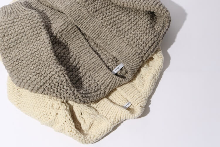 ALLUMER [アリュメール] ハンドニットカーディガン [8153201]のグレーとハンドニットケーブルカーディガン [8153202]のホワイトの写真です。