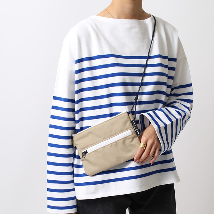 メゾンキャンバスのトラベルポーチです