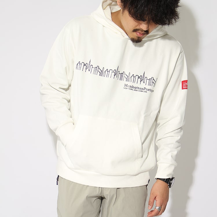 ジーンズファクトリーに入荷した2020春夏マンハッタンポーテージのスカイラインロゴのスウェットパーカーです。