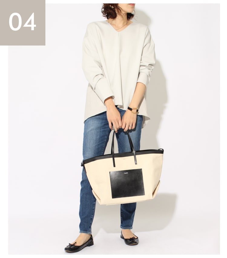 MICA&DEAL マイカアンドディール 2020春夏新作、バックタックのデザイントップスとレッドカードのデニムを合わせたコーディネートです。