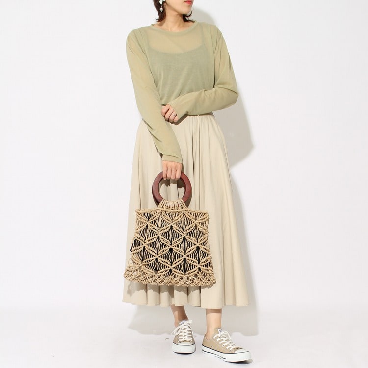 2020春夏のトレンドカラー「グリーン」のアリュメール シアーTシャツを使ったコーディネートです。