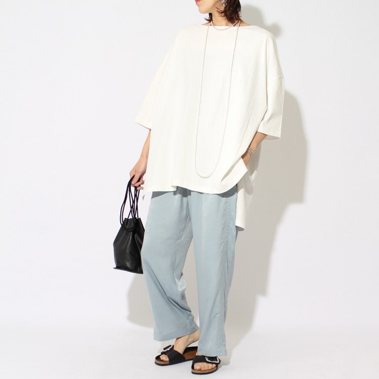 2020春夏のトレンドカラー「ブルー」のヌワールファブリック サテンイージーパンツを使ったコーディネートです。