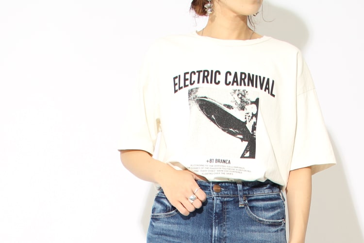 ＋81 BRANCA(ハチイチブランカ)のアートTシャツです。