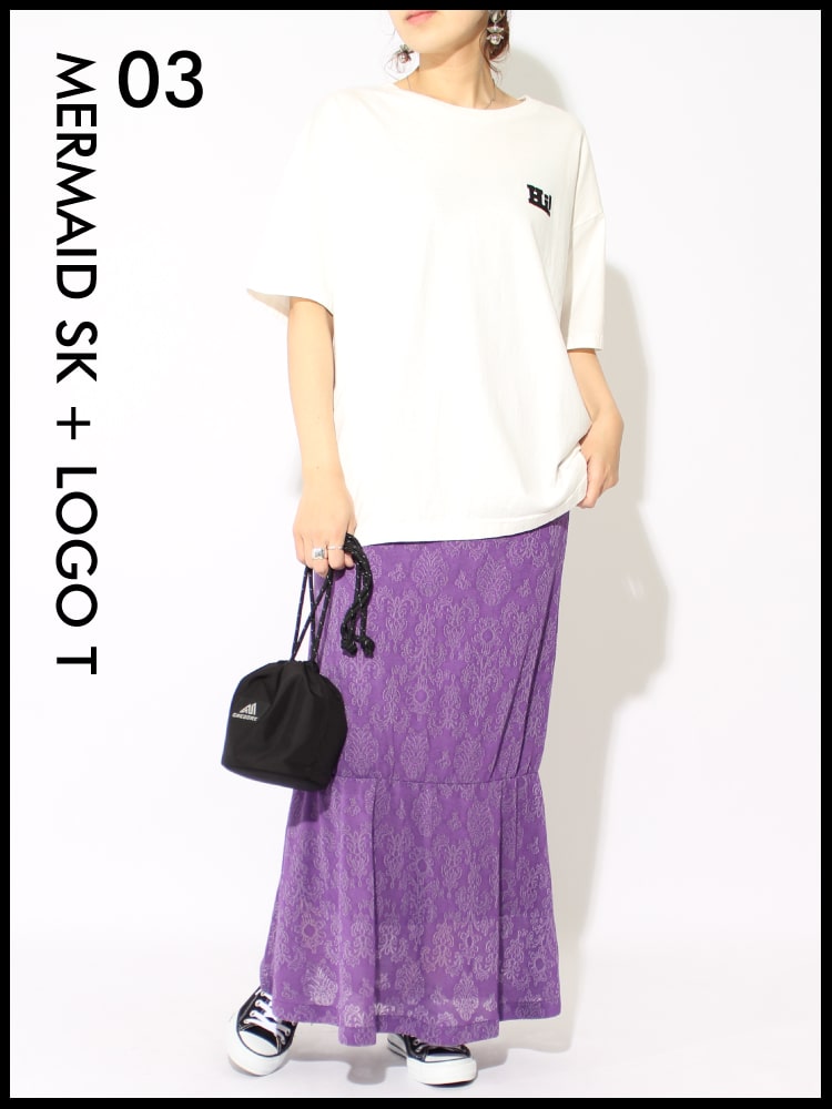＋81 BRANCA(ハチイチブランカ)のマーメイドスカートとロゴTシャツのコーディネート写真です。
