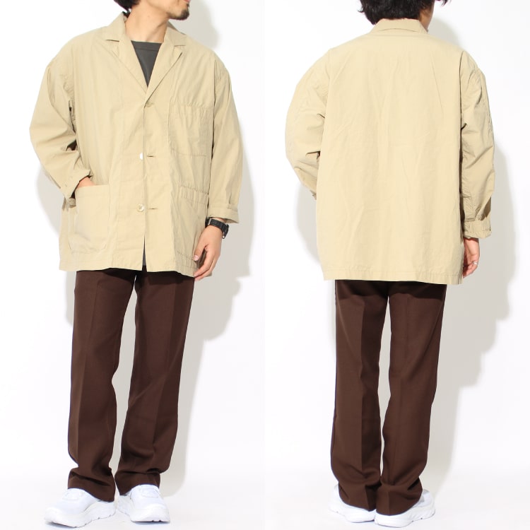 オアスロウのテーラードジャケットとラングラーのランチャードレスジーンズランチャーパンツをコーディネートした写真です。