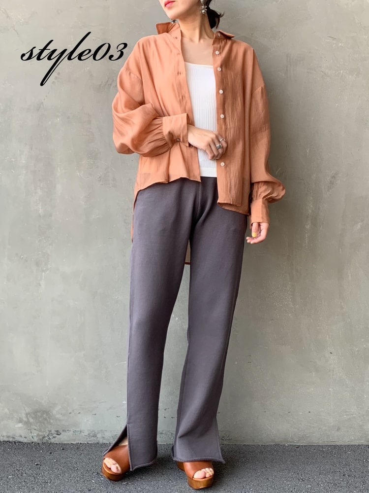 2020春夏Allumer(アリュメール)のシアーボリュームスリーブシャツとサイドスリットスウェットパンツのコーディネートです。