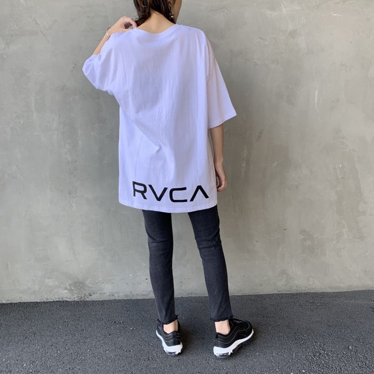 ルーカのIN BROOM BOX RVCA Tシャツを使ったコーディネートです。
