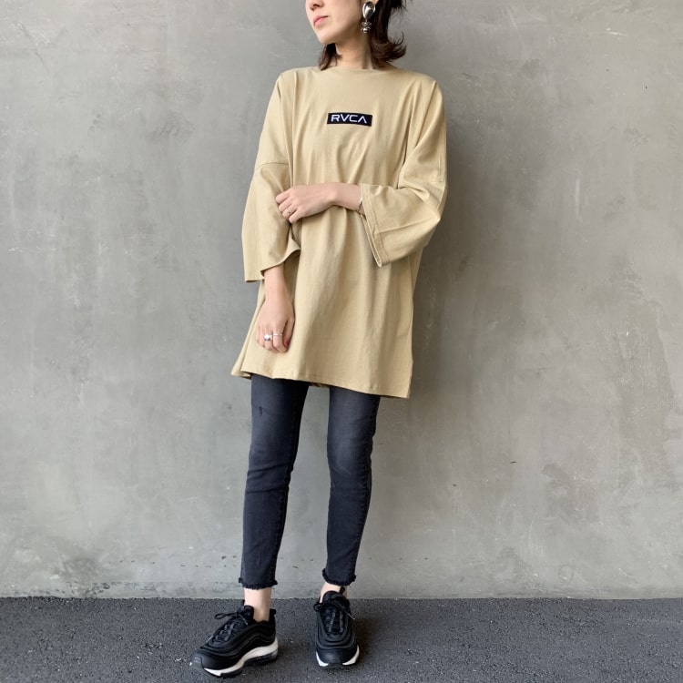 ルーカのIN BROOM BOX RVCA Tシャツを使ったコーディネートです。