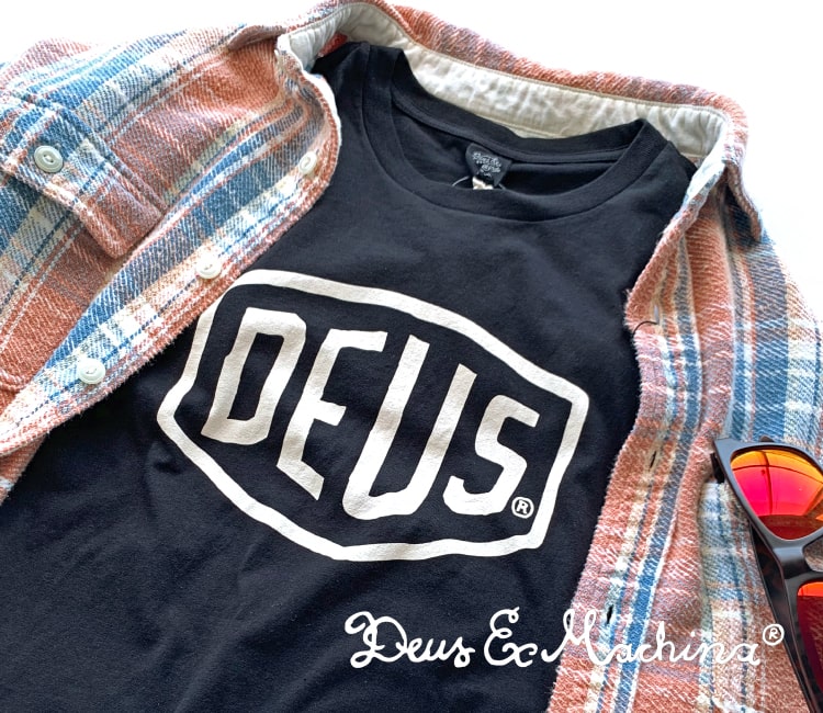 DEUS EX MACHINA／デウス エクス マキナのTシャツです。