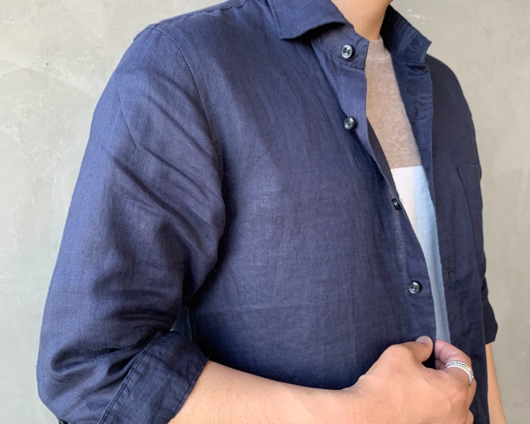 涼しくて快適な「リネン素材」で夏支度！おしゃれと着心地を両立した着こなし提案のイメージ写真です。