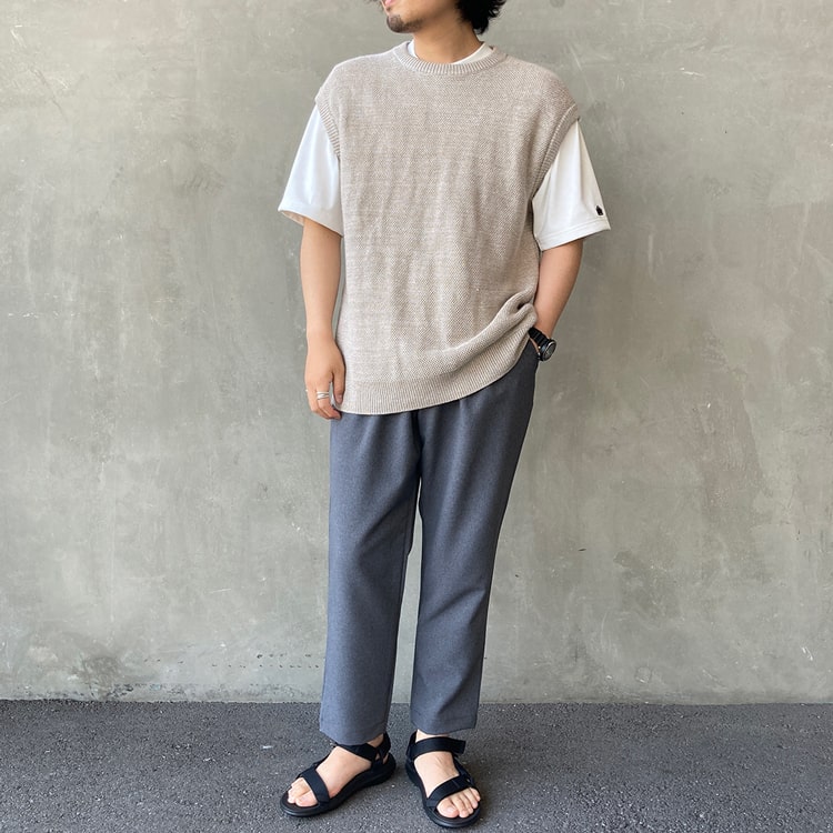 涼しくて快適な「リネン素材」で夏支度！おしゃれと着心地を両立した着こなし提案のリネンニットベストレイヤードスタイルです。