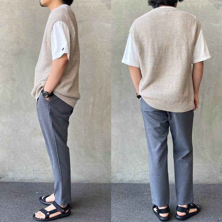 涼しくて快適な「リネン素材」で夏支度！おしゃれと着心地を両立した着こなし提案のリネンニットベストレイヤードスタイルです。