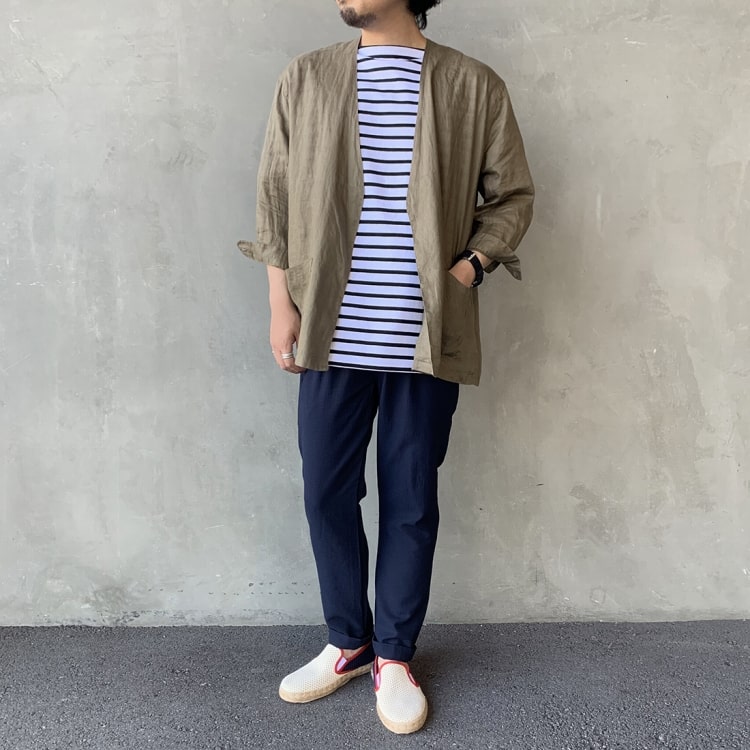 涼しくて快適な「リネン素材」で夏支度！おしゃれと着心地を両立した着こなし提案のボタンレスカーディガンで作るキレイ目コーディネートです。